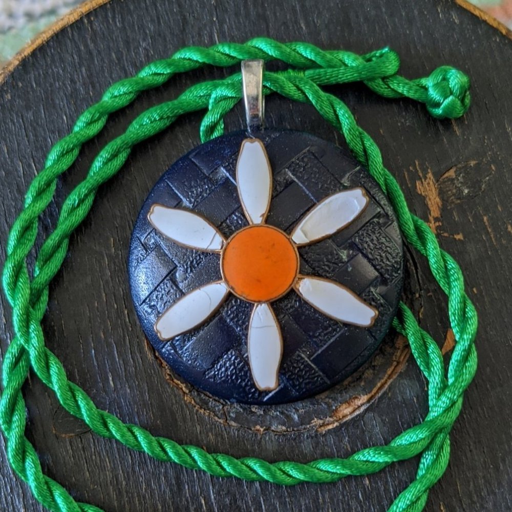 WHIMSY HOUSE I NWT Upcycled Vintage Wood Button & Enameled Metal Daisy Necklace - Picture 4 of 11